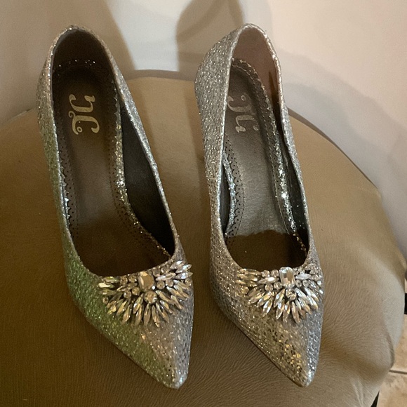 Elegant Silver Glitter Heels with Embellishments - Picture 2 of 6